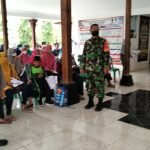 Sinergitas, Anggota TNI-Polri Gunung Simo Monitoring Vaksinisasi Covid-19