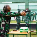 Pangdam XVII Cenderawasih Latihan Menembak Bersama Panglima Divisi 2 Kostrad dan Pejabat Kodam