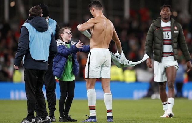 Keren, Cristiano Ronaldo Peluk dan Beri Jersey Fans Cilik Irlandia