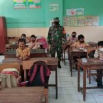 PTM Sesuai Prokes, Babinsa Pantau Sekolah di Wilayah Binaannya
