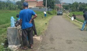 Kompak, Warga Kampung Tarikolot Sukamanah Bersihkan Jalan Desa
