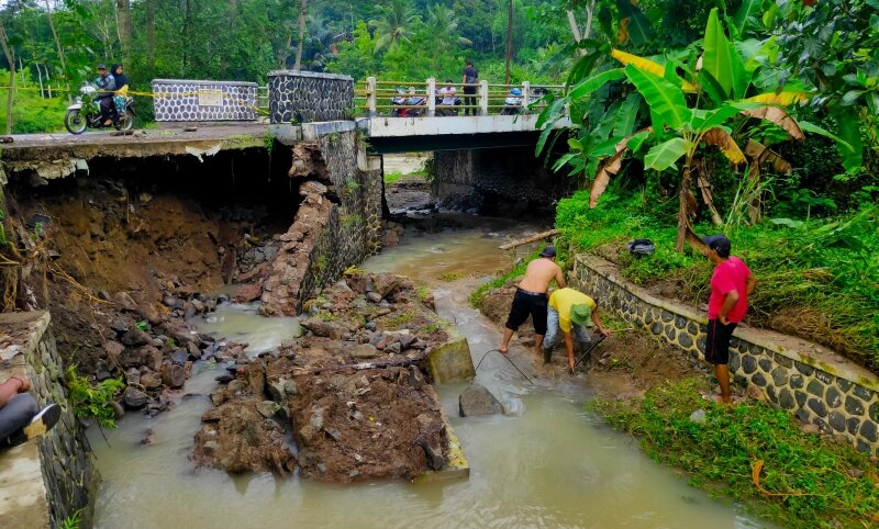 Akses Dua Desa Tertutup Akibat Ambruknya Benteng Jembatan