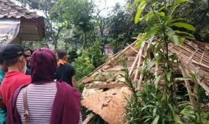 Hujan Angin Kencang Porakporandakan Puluhan Rumah Warga di Cibeber