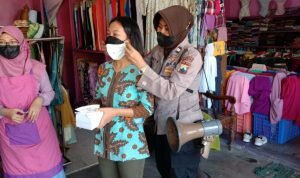 Gencar Kampanye Prokes, Polres Sukoharjo Bagi-Bagi Masker di Pusat Keramaian