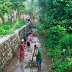 Antisipasi Banjir, Babinsa Srengat Bersama Warga Gelar Kerja Bakti Bersihankan Sungai