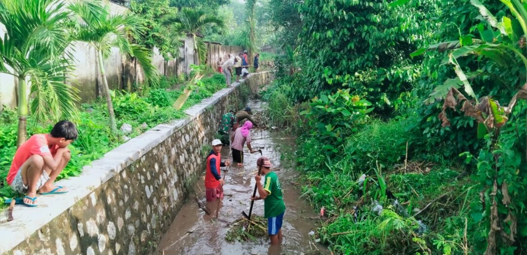 Antisipasi Banjir, Babinsa Srengat Bersama Warga Gelar Kerja Bakti Bersihankan Sungai