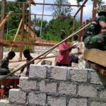 Satgas Pamtas RI-PNG YONIF 711/Raksatama Kompak Bangun Rumah Warga