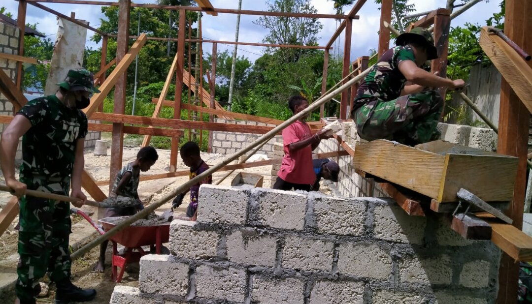 Satgas Pamtas RI-PNG YONIF 711/Raksatama Kompak Bangun Rumah Warga