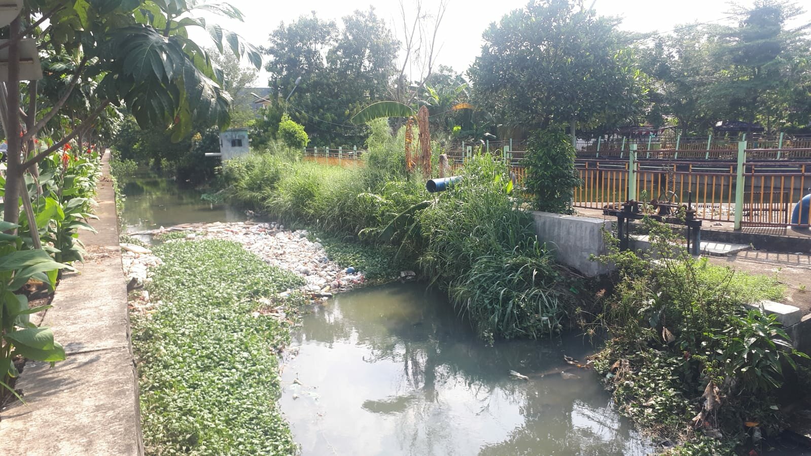 Tumpukan Sampah Kali Perumahan Danita, di Angkut Ke TPA Sumur Batu