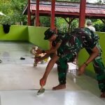 Demi Kenyamanan Beribadah, Satgas Yonif 711/RKS Bersihkan Masjid
